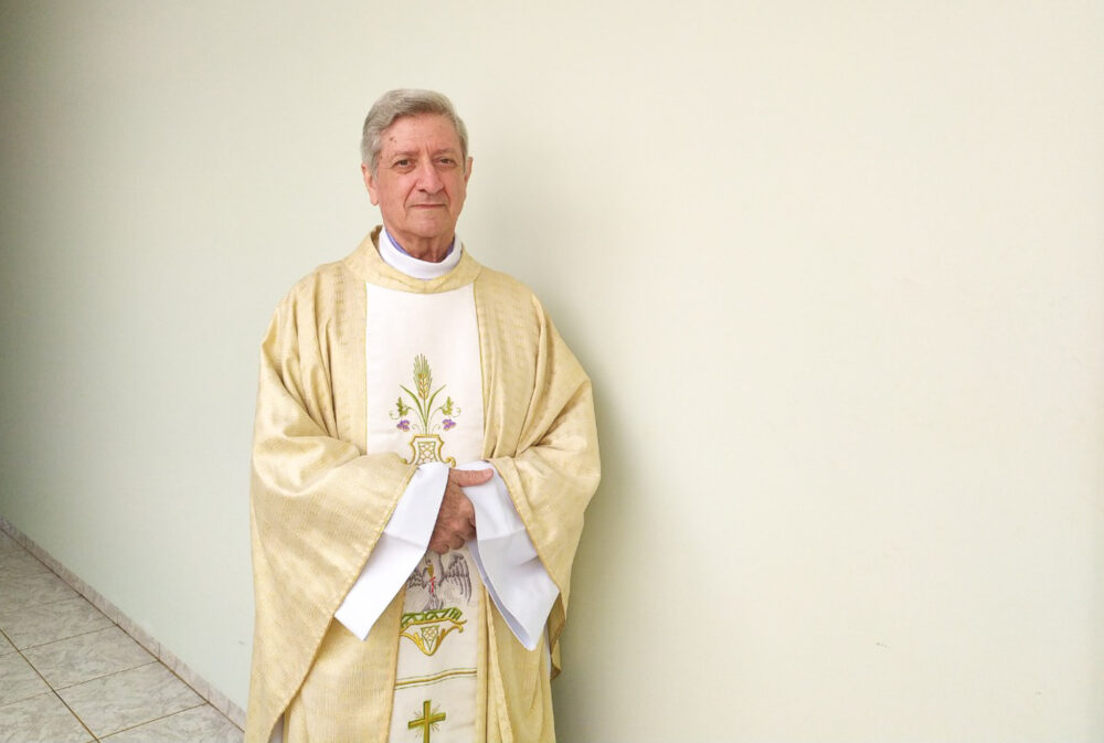 Padre apresenta sintomas da Covid-19 após vacina