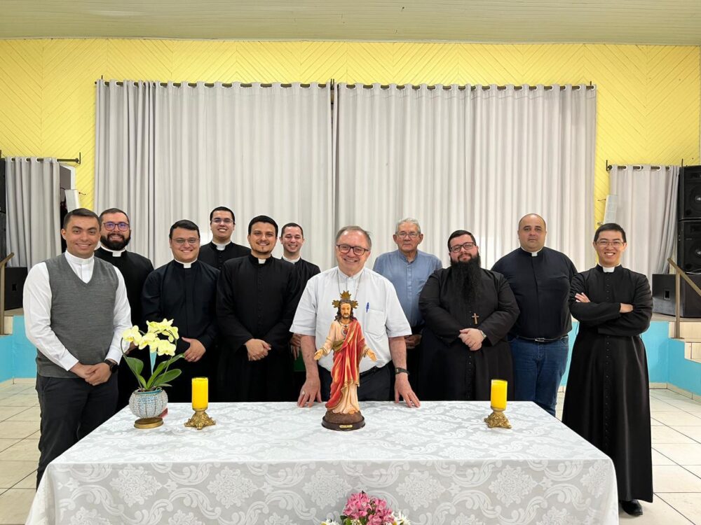 Padres recém-formados se reúnem com o Bispo Diocesano