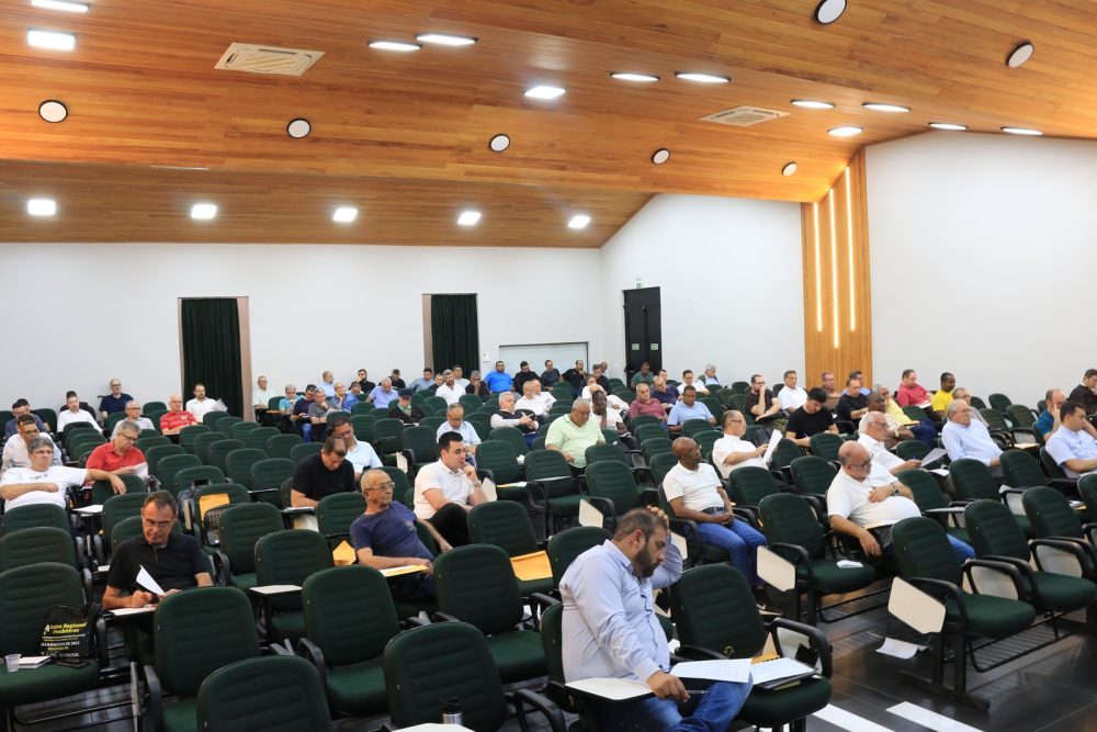 Bispo, Padre e Diáconos participam da 2º reunião do Clero de 2025